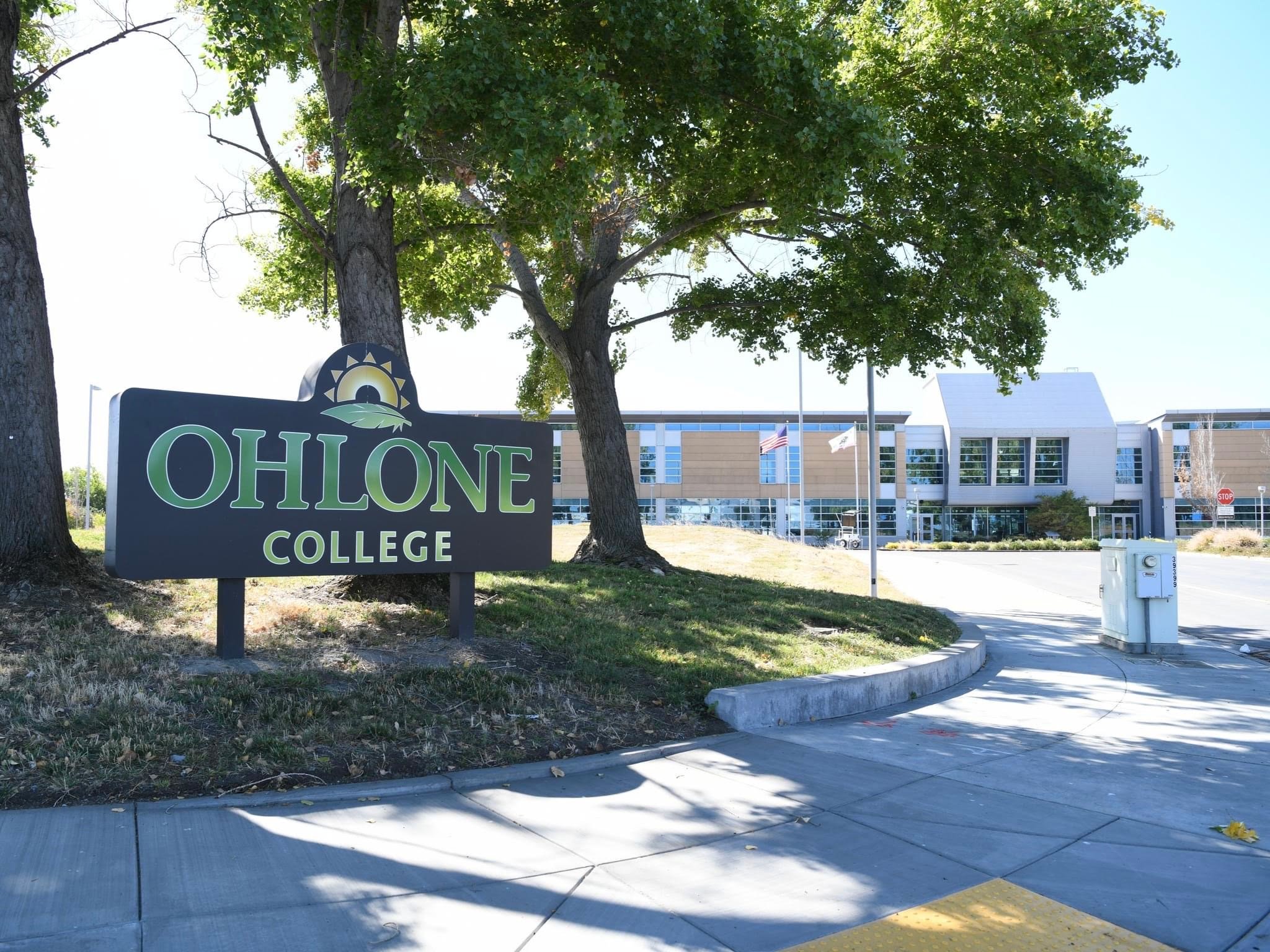 奥洛尼社區大學(Ohlone College)：高達40%轉至UCLA和柏克萊大學的社區大學